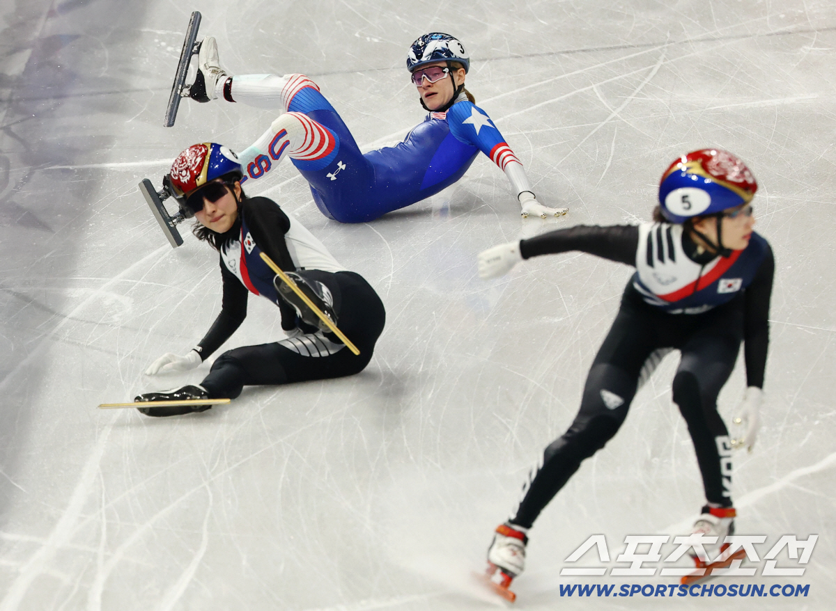 왜 한국 쇼트트랙 코치는 김길리가 넘어진 후 현금을 들고 심판에게 달려갔…