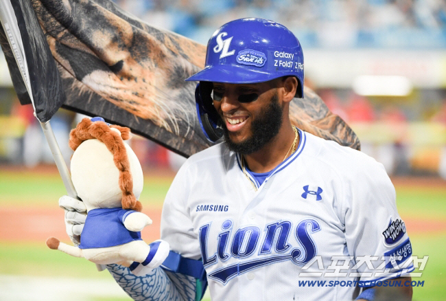 '손바닥 파괴자' 박한이 코치에 "퍼펙트", 어깨춤 들썩이며 동료 재회,…