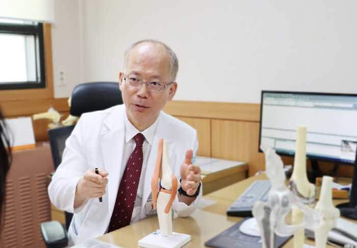 계단 내려갈 때 통증, 무릎 안쪽 쑤시면 '이 질환' 의심