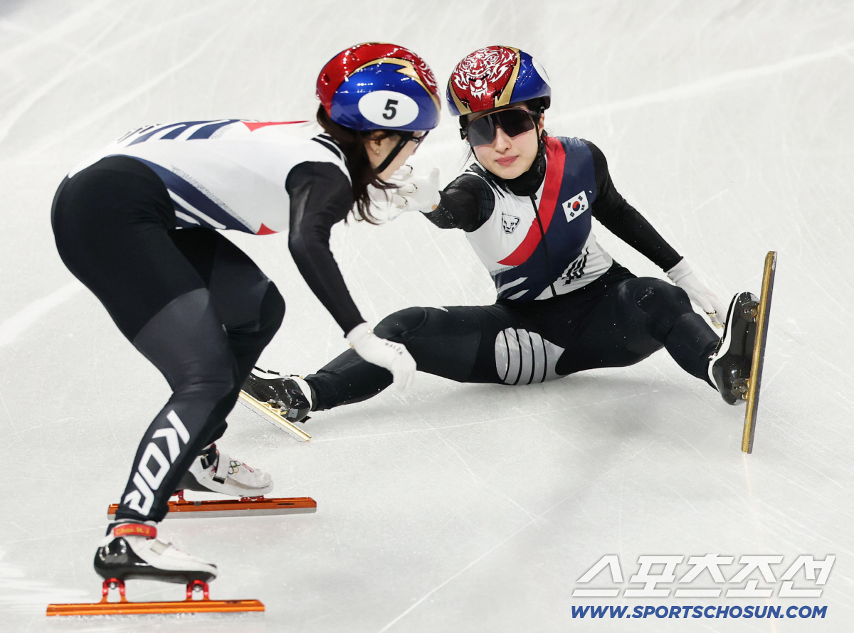 ‘충격’ 마른하늘에 날벼락...김길리 충돌, 눈물 삼킨 대한민국 혼성계주…