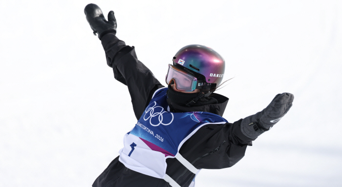 '결선행 보인다' 금메달 후보 최가온, 다소 박한 판정 속 82.25점으로 '3위'...3연패 도전하는 '지존' 클로이 김, 유일한 90점대 '1위'