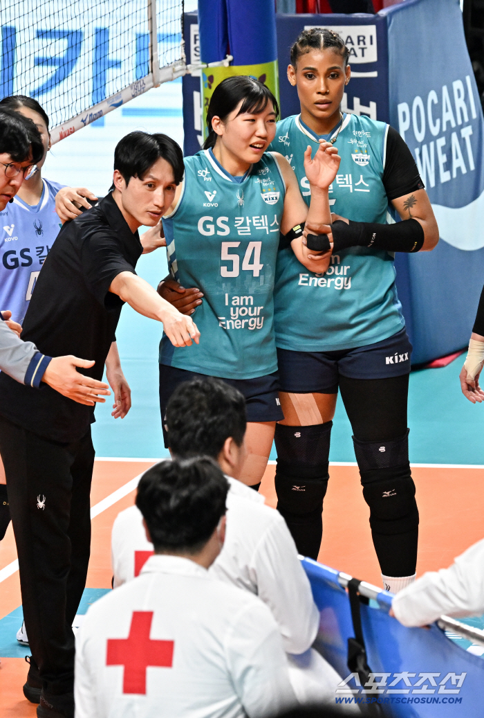 GS 초비상! 들것에 실려나간 '대들보' 오세연…장충 뒤덮은 무거운 침묵 [장충현장]