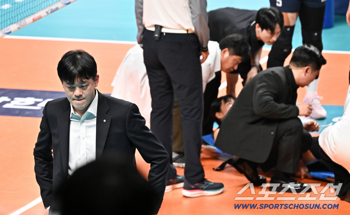 GS 초비상! 들것에 실려나간 '대들보' 오세연…장충 뒤덮은 무거운 침묵…