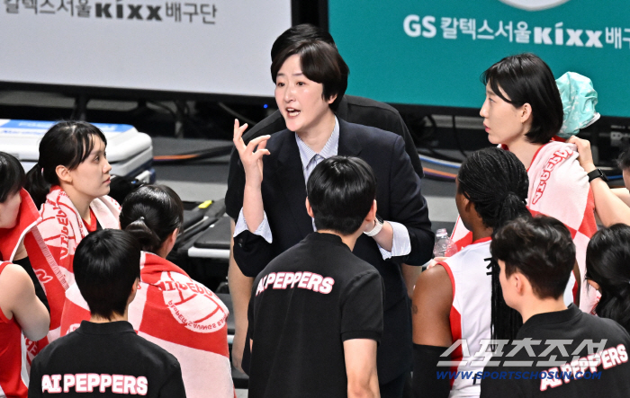 '리시브 효율 2.86% → 서브에이스 9개 허용' 대굴욕…참담한 사령탑 