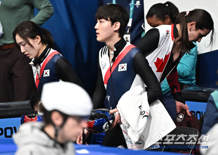 "韓, 왜 돈 들고 있어!" 英 황당 폭발…'결과 항의 위해 현금 쏟아부으면서 논란, 100달러 지폐 준비'