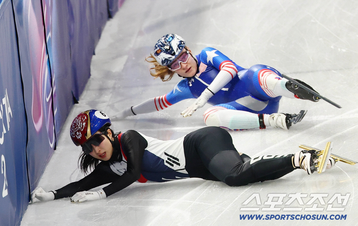 "무릎 꿇고 빌어라" 韓 팬들 폭주에 결국..."충돌한 선수들 미안합니다…