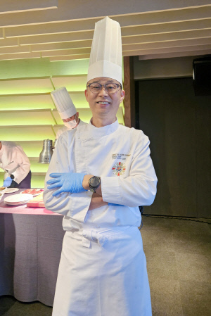 롯데호텔 조리장이 날아왔다! → 롯데 선수단, 대만 현지서 '특급호텔 특식' 파티