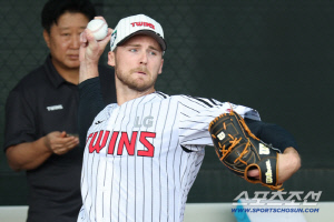 벨라스케즈와 정반대. '우승 복덩이'의 겨우 26개 불펜 피칭? 변화구 테스트 중 