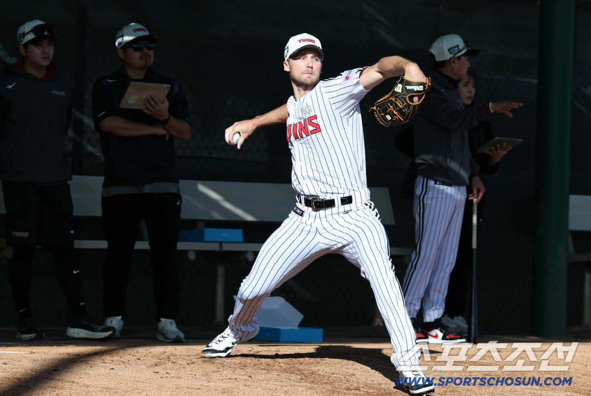 벨라스케즈와 정반대. '우승 복덩이'의 겨우 26개 불펜 피칭? 변화구 …