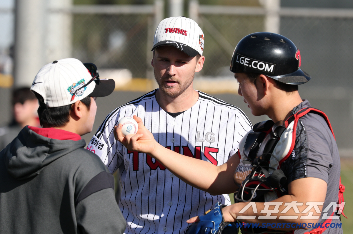 벨라스케즈와 정반대. '우승 복덩이'의 겨우 26개 불펜 피칭? 변화구 …