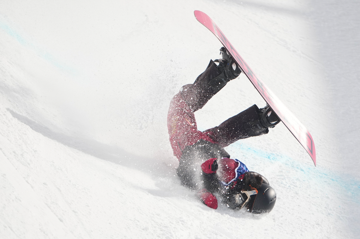 '너무 끔찍한 부상' 중국 선수, 안면 충격+허리 뒤로 꺾이고 그대로 실…