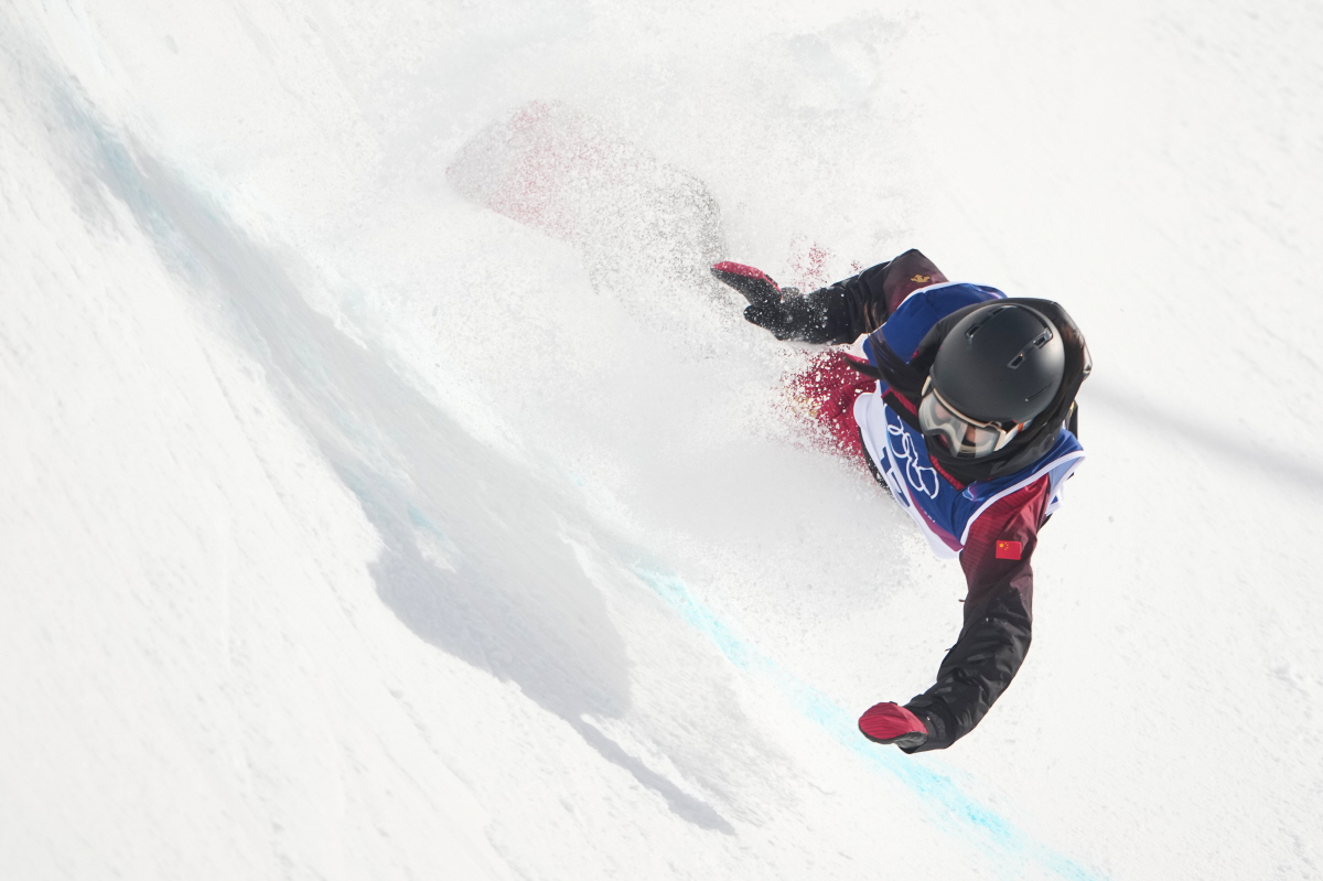 '너무 끔찍한 부상' 중국 선수, 안면 충격+허리 뒤로 꺾이고 그대로 실…