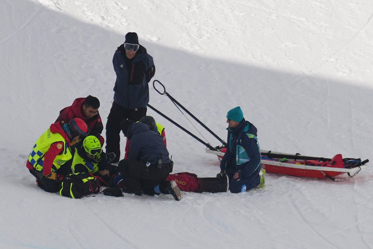 '너무 끔찍한 부상' 중국 선수, 안면 충격+허리 뒤로 꺾이고 그대로 실…