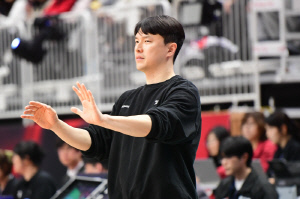 초유의 지각사태 '개인사정' 추상적 사유 되풀이. 삼성 김효범 감독, 제제금 300만원 징계