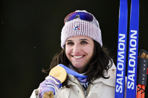 '이런 강철 멘탈을 봤나' 카드 절도범 프랑스 시몽, 유죄 선고 4개월 후 올림픽 2관왕..