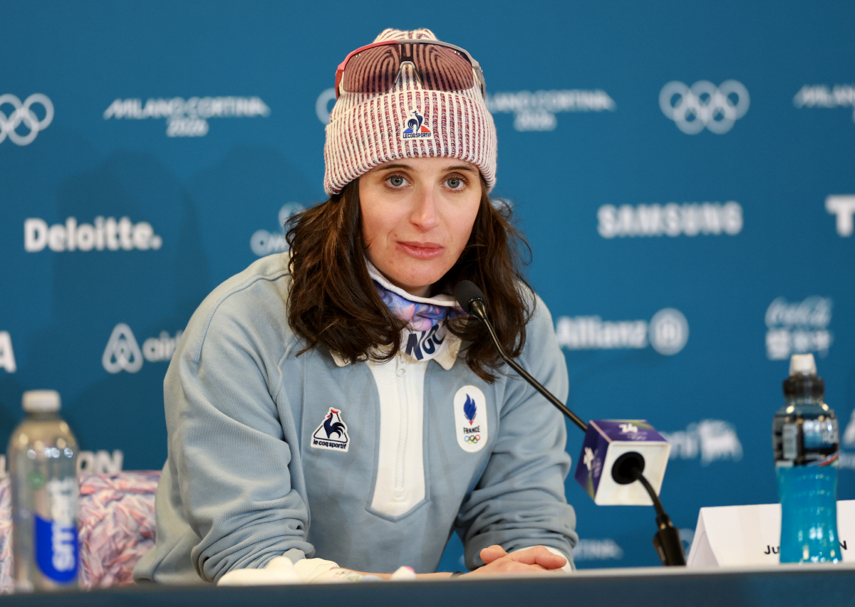 '이런 강철 멘탈을 봤나' 카드 절도범 프랑스 시몽, 유죄 선고 4개월 …