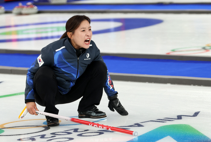 [속보]"대충격!" 韓 여자 컬링, '하위 랭커' 미국에 4-8 역전패…첫 판부터 고개 숙였다