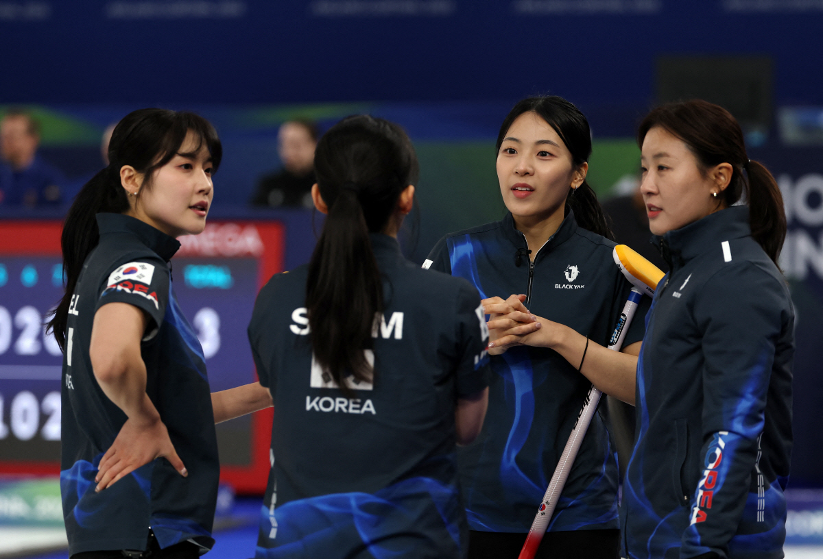 [속보]"대충격!" 韓 여자 컬링, '하위 랭커' 미국에 4-8 역전패……