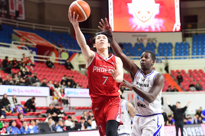 [현장분석] 전반 21점 차 현대모비스 리드→6점 차 삼성 추격. 니콜슨 발목부상+서명진&해먼즈 승부처 해결사. 현대모비스, 87대77 삼성 제압. 승부처 코어 힘 달랐다