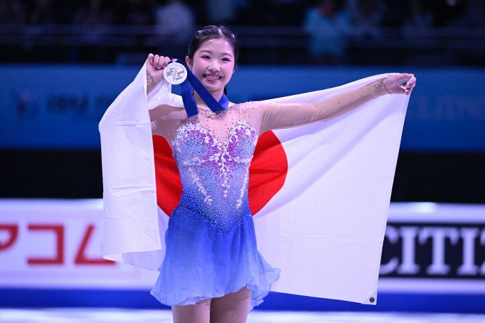 日 환호 "트리플 악셀 작렬!"→"역대 최연소 메달 경신" '신지아와 양대 산맥' 17세 피겨 요정 등장에 '환호 일색'