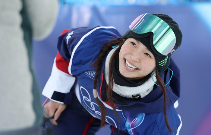 [밀라노 LIVE]'충격' 금메달 도전하는 최가온, 결선 1차 시기에서 '불의의 사고'...3연패 도전하는 클로이 김, 88.00점으로 '1위'