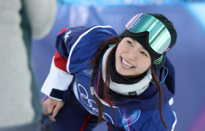 [밀라노 LIVE]'충격' 금메달 도전하는 최가온, 결선 1차 시기에서 '불의의 사고'...3연패 도전하는 클로이 김, 88.00점으로 '1위'