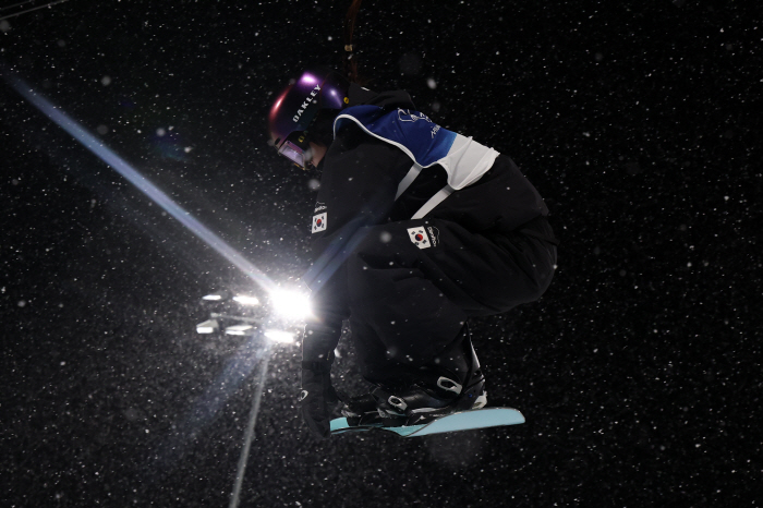 [밀라노 LIVE]미쳤다! '투혼의 대역전 드라마' 최가온, 밀라노 1호 금메달! '우상' 클로이 넘어 설상 역사상 첫 金