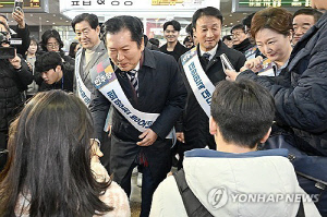 민주·혁신, 나란히 용산역서 귀성인사…'호남 민심' 구애 경쟁