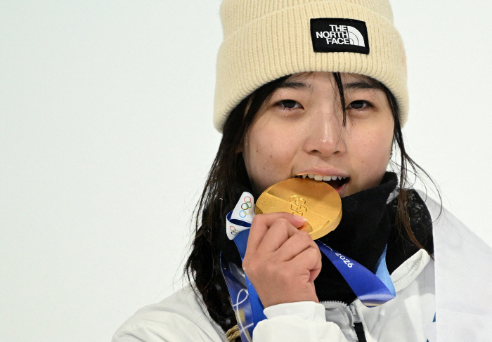 두번 넘어지고 쓴 '리비뇨의 기적'! '부상 투혼' 최가온, 3차 시기서 대역전 드라마...'우상' 클로이 김 넘고 '대회 첫 金+한국 스키 첫 金' 쾌거!