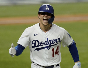 '다저스 팬들이 가장 사랑하는 선수' 키케, 1년 450만달러 계약...김혜성에게는 '불똥'