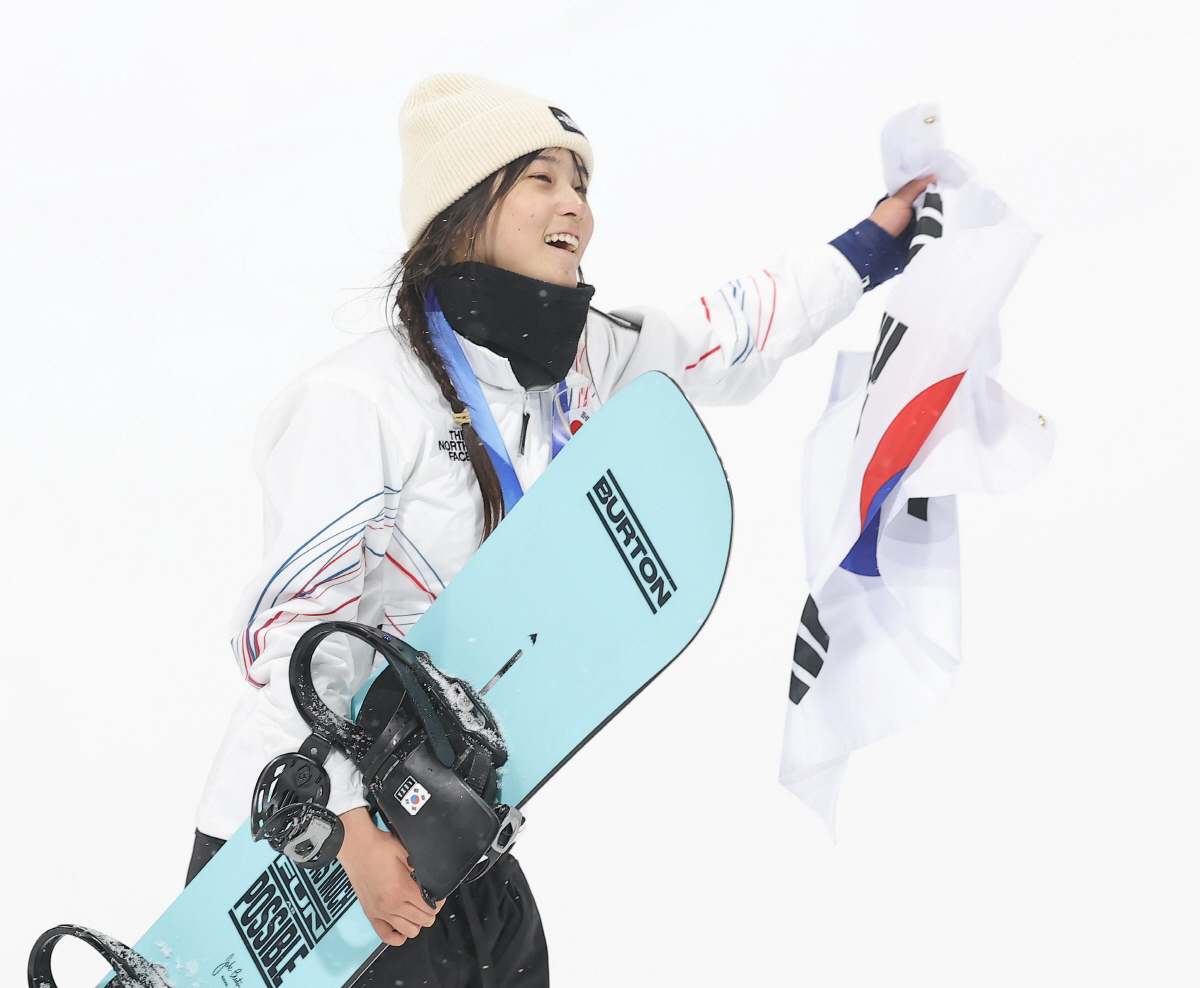 '천재소녀' 최가온, 기적의 대관식! '올림픽 2관왕' 클로이 김, '친…