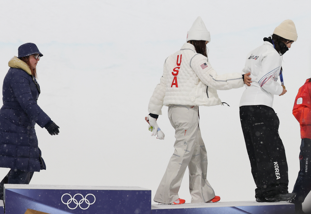 "어떻게 저 다리로" 금메달 대관식서도 '절뚝절뚝', 전 세계의 탄식 '…