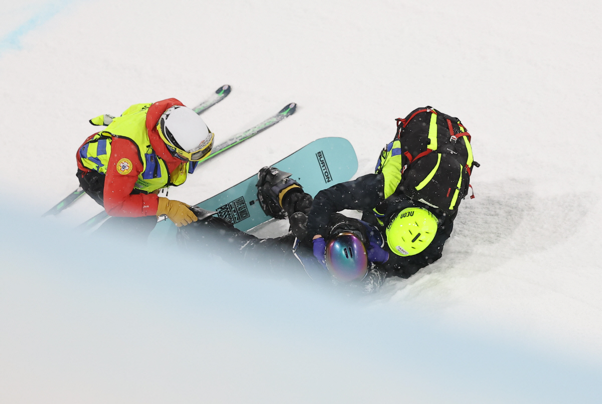 "어떻게 저 다리로" 금메달 대관식서도 '절뚝절뚝', 전 세계의 탄식 '…