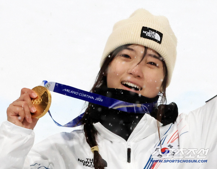 '충격과 공포를 이겨낸 최고의 역전 드라마였다' 캡1080 실패→머리부터 추락→스위치 백사이드900 착지 실수→부상에도 3차 런 대성공 90.25점→최가온 최연소 금메달 새 역사