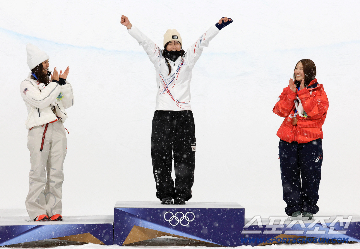 눈 내리는 파이프, 그 위에 쓰러졌던 소녀...역경 딛고 탄생한 설상 '…