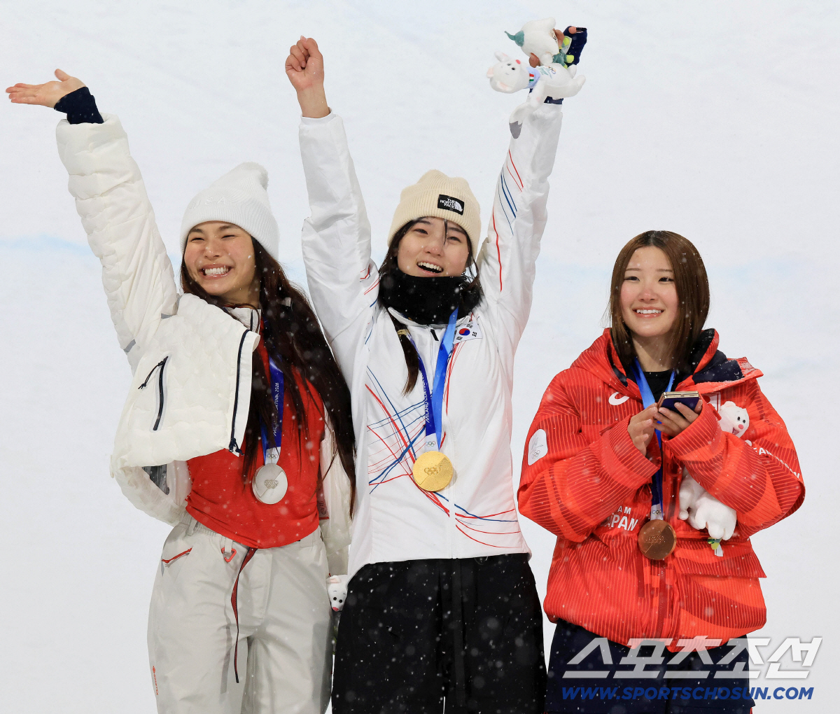 '엄마 내가 해냈어!' 부상 이겨낸 최가온, 금메달 확정 감격에 눈물 펑…