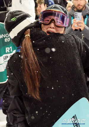 '엄마 내가 해냈어!' 부상 이겨낸 최가온, 금메달 확정 감격에 눈물 펑펑!