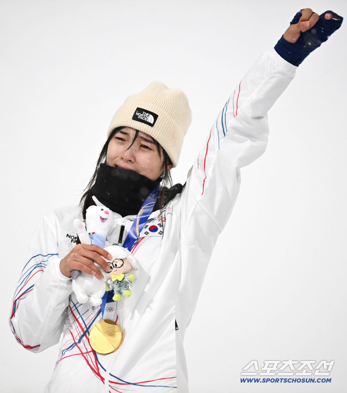 "최가온, 기적의 역전극" 스타들도 함께 울었다...올림픽 첫 금메달에 ★축하 세례