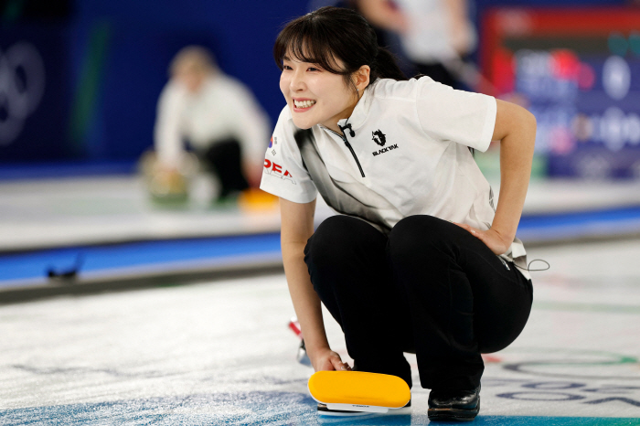 "뭐야, 예쁜데 실력까지 갖췄잖아!" 日 관심 폭발…'韓 여자 컬링 대표팀, 밝고 친근한 분위기로 홀릭'