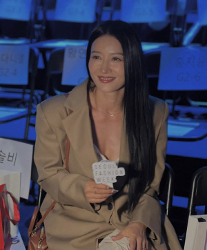 황보, 지하철서 연예인 포스 폭발..후드·선글라스에도 숨길 수 없는 아우라