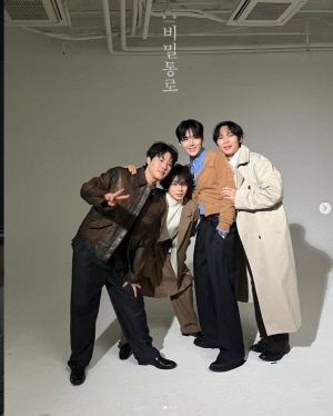 '탈세 의혹' 김선호, 환하게 웃었다…오늘(13일) 연극 '비밀통로' 개막