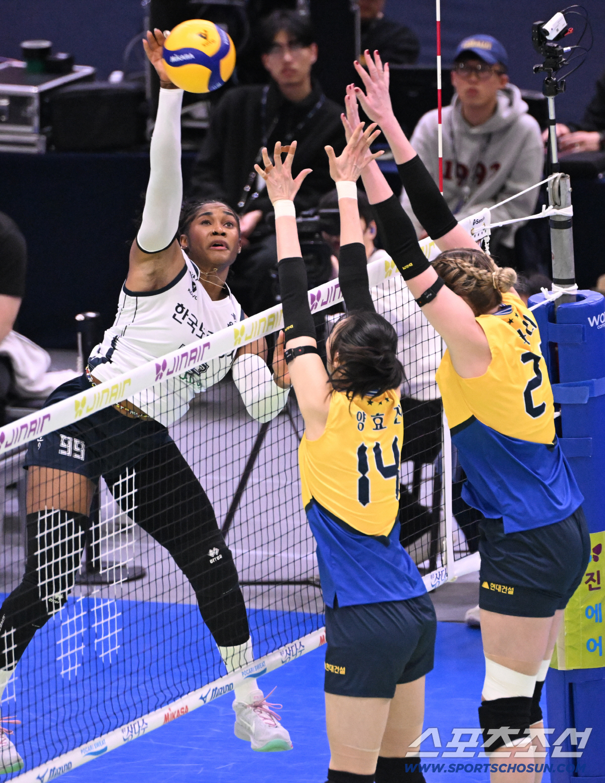 사령탑 "기대된다" 이유 있었다…현대건설, 1위 도로공사 잡고 승점 4점…