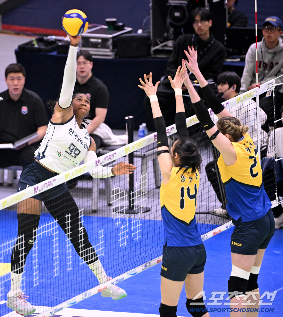 "이길 수 있는 경기를…" 선두 수성 경고등, 결국에는 '세터 놀음'에 …