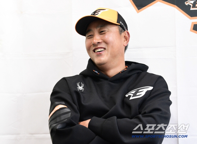 "충분히 설명해 이해시키는 게 중요해요" 지도자로 새출발 한화 암흑기 가…