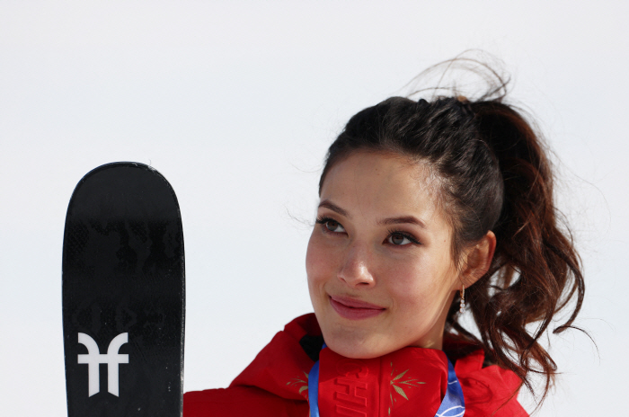 中 분노 "돈 때문에 중국 온다" 맹비난→美 동참 "배신자, 시민권 포기해라"...1200억 쓸어담고도 '수난시대'