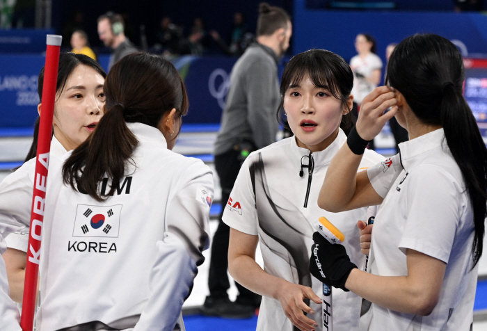 "초대박!" 사상 첫 金 노리는 대한민국 컬링 미쳤다…'디펜딩 챔피언' 영국 9-3 조기 종료 승리 '2연승 질주'