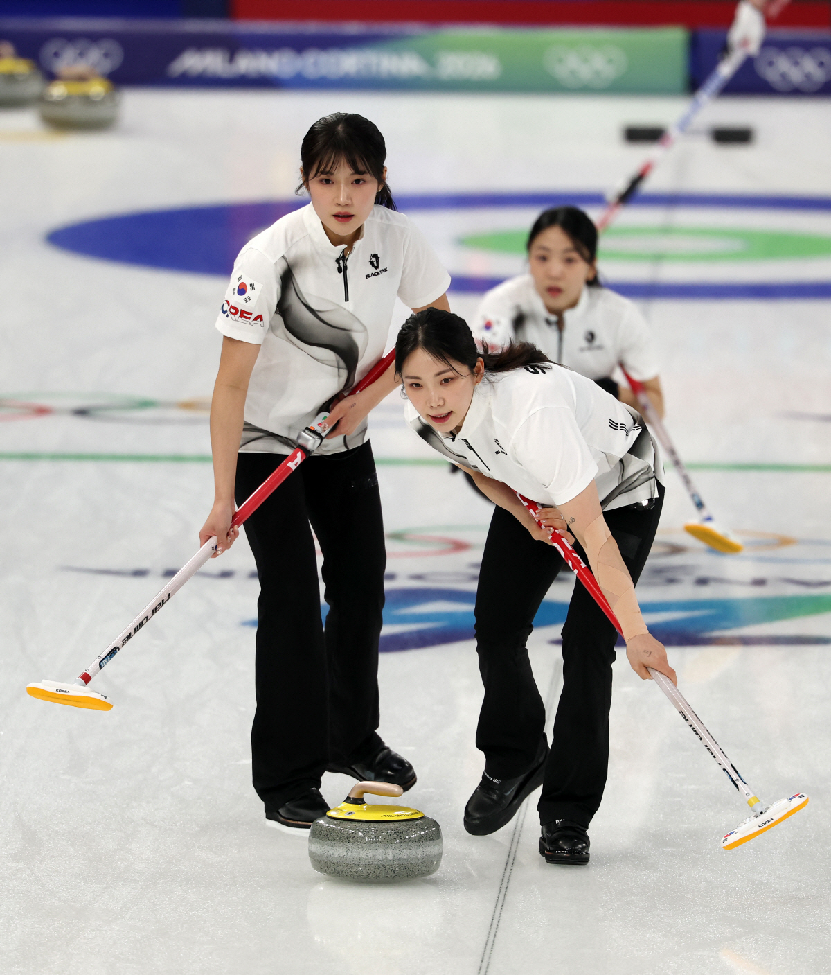 "초대박!" 사상 첫 金 노리는 대한민국 컬링 미쳤다…'디펜딩 챔피언' …