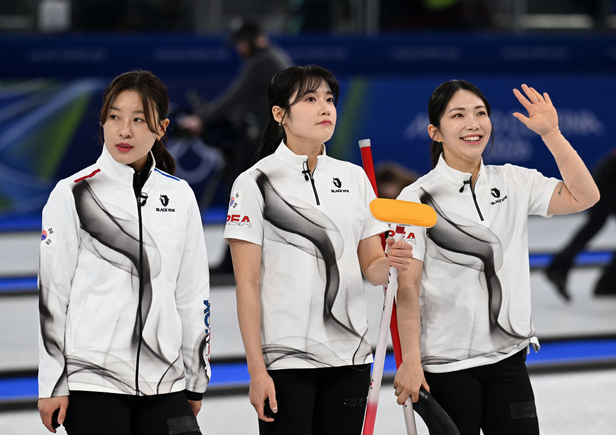 "초대박!" 사상 첫 金 노리는 대한민국 컬링 미쳤다…'디펜딩 챔피언' …