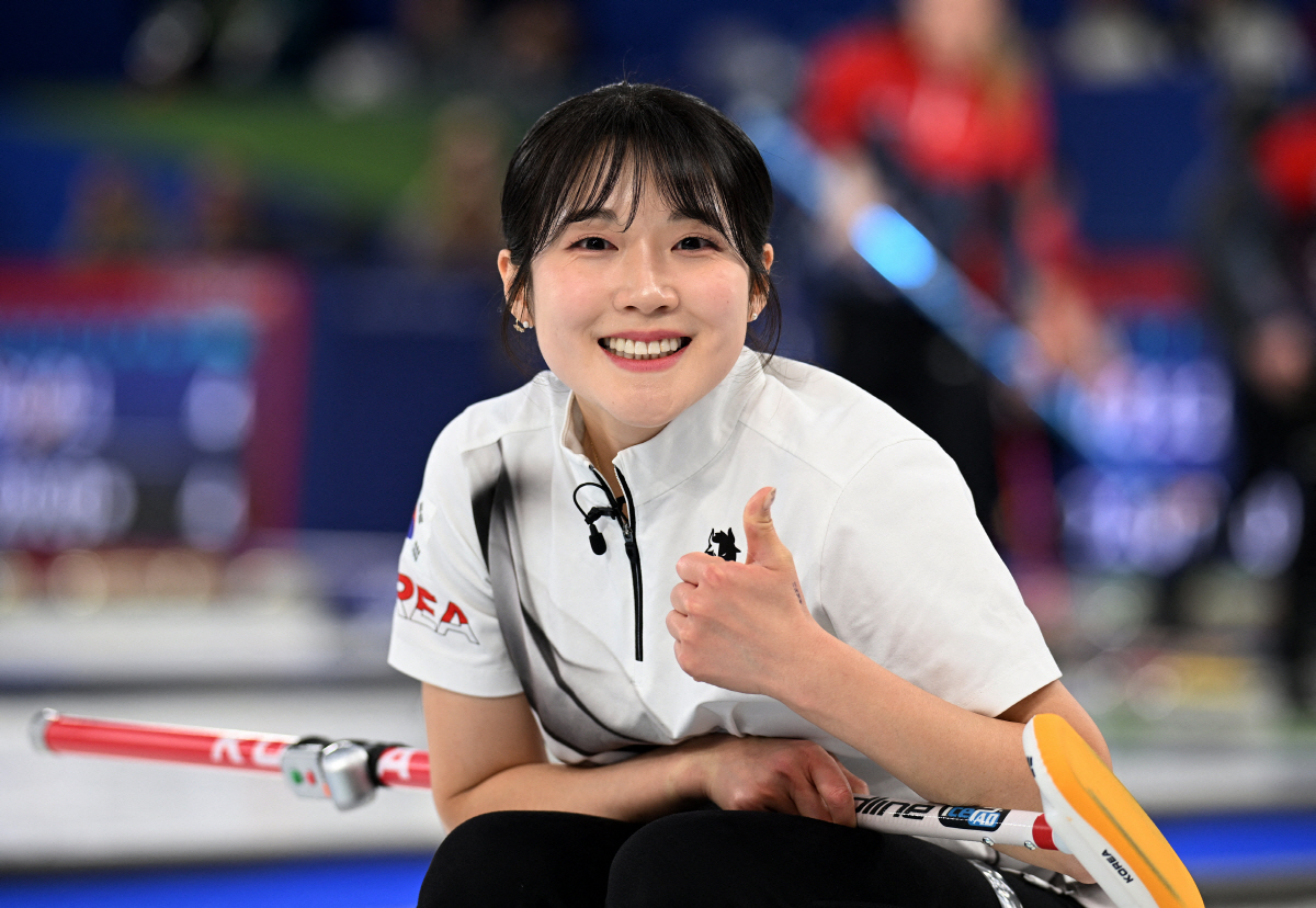 "초대박!" 사상 첫 金 노리는 대한민국 컬링 미쳤다…'디펜딩 챔피언' …