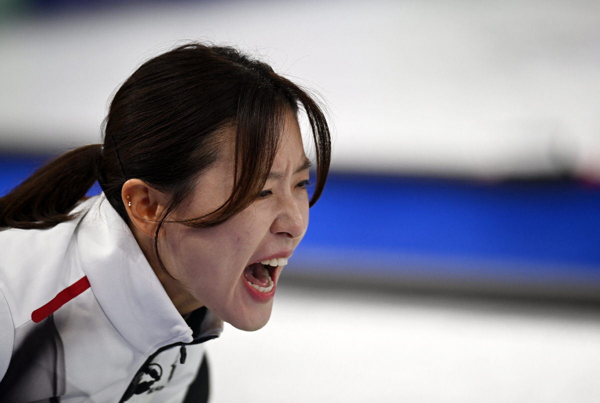 "초대박!" 사상 첫 金 노리는 대한민국 컬링 미쳤다…'디펜딩 챔피언' …